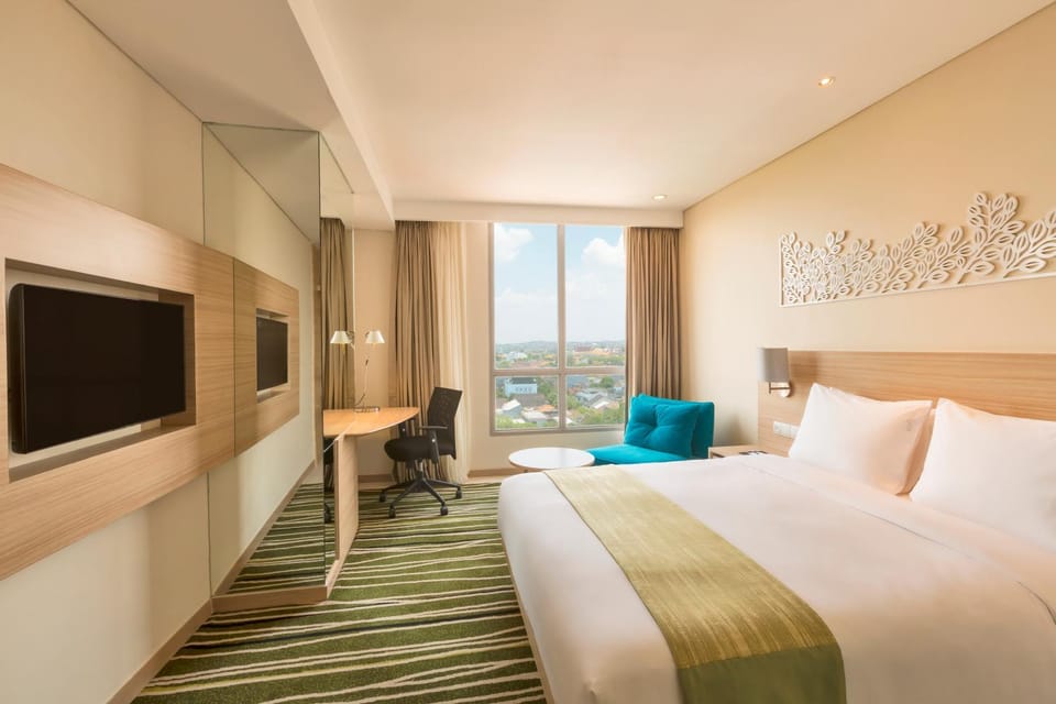 Bed, TV and multimedia, View (from property/room), Bedroom, City view