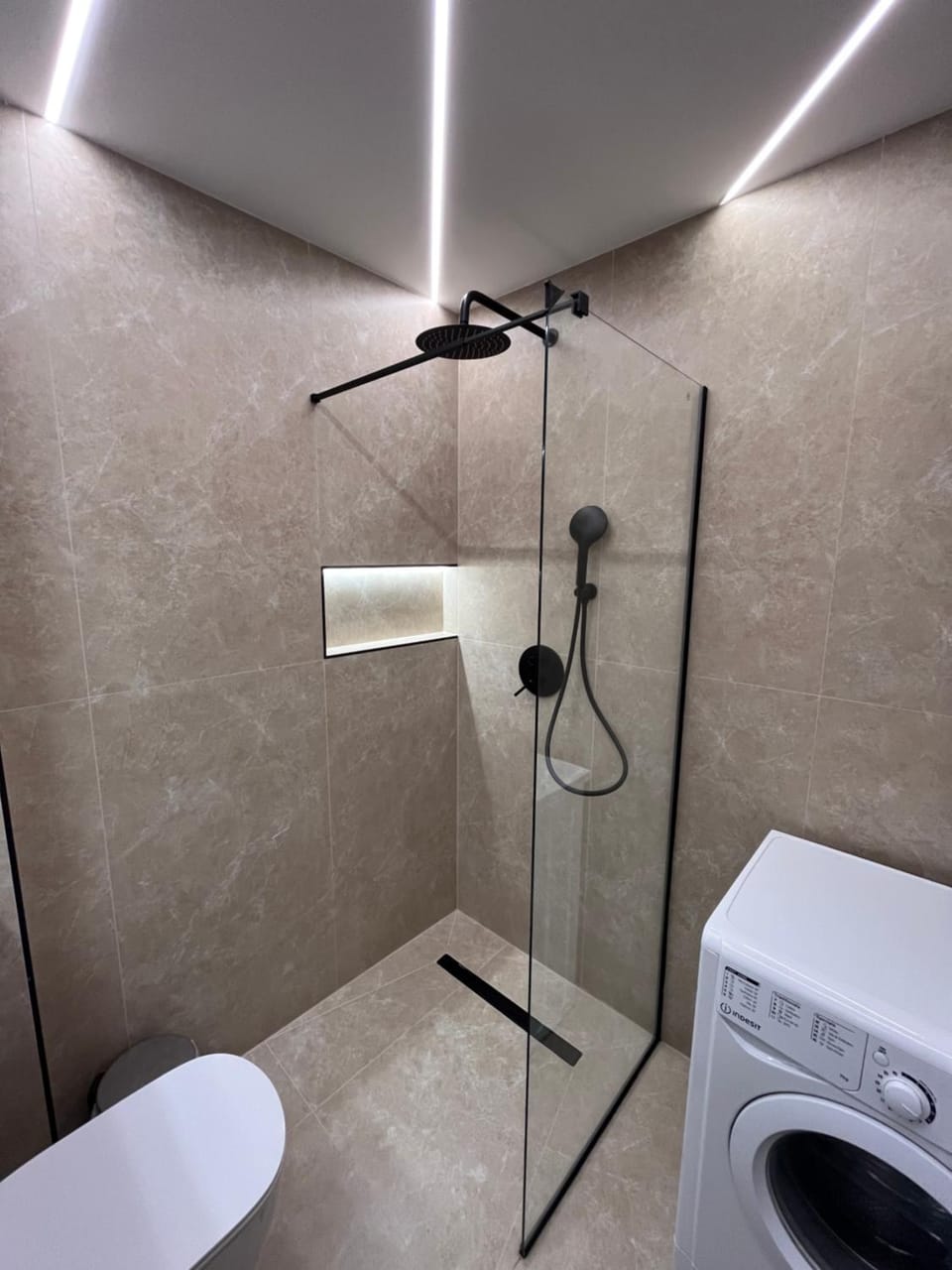 Shower, Toilet