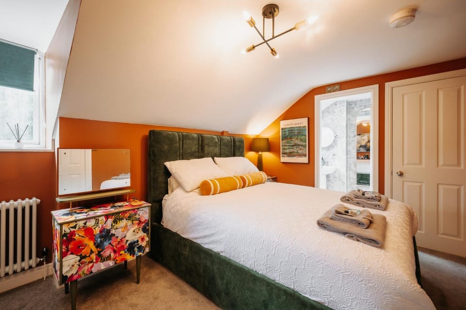 Bed, Photo of the whole room, wardrobe