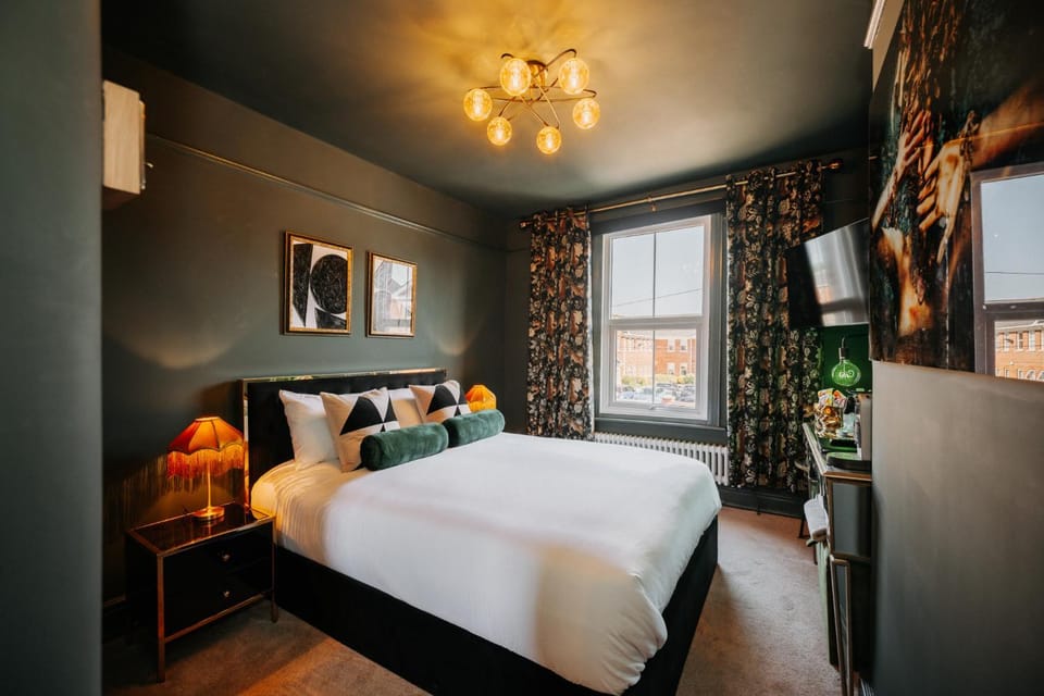 Bed, TV and multimedia, Photo of the whole room, Bedroom