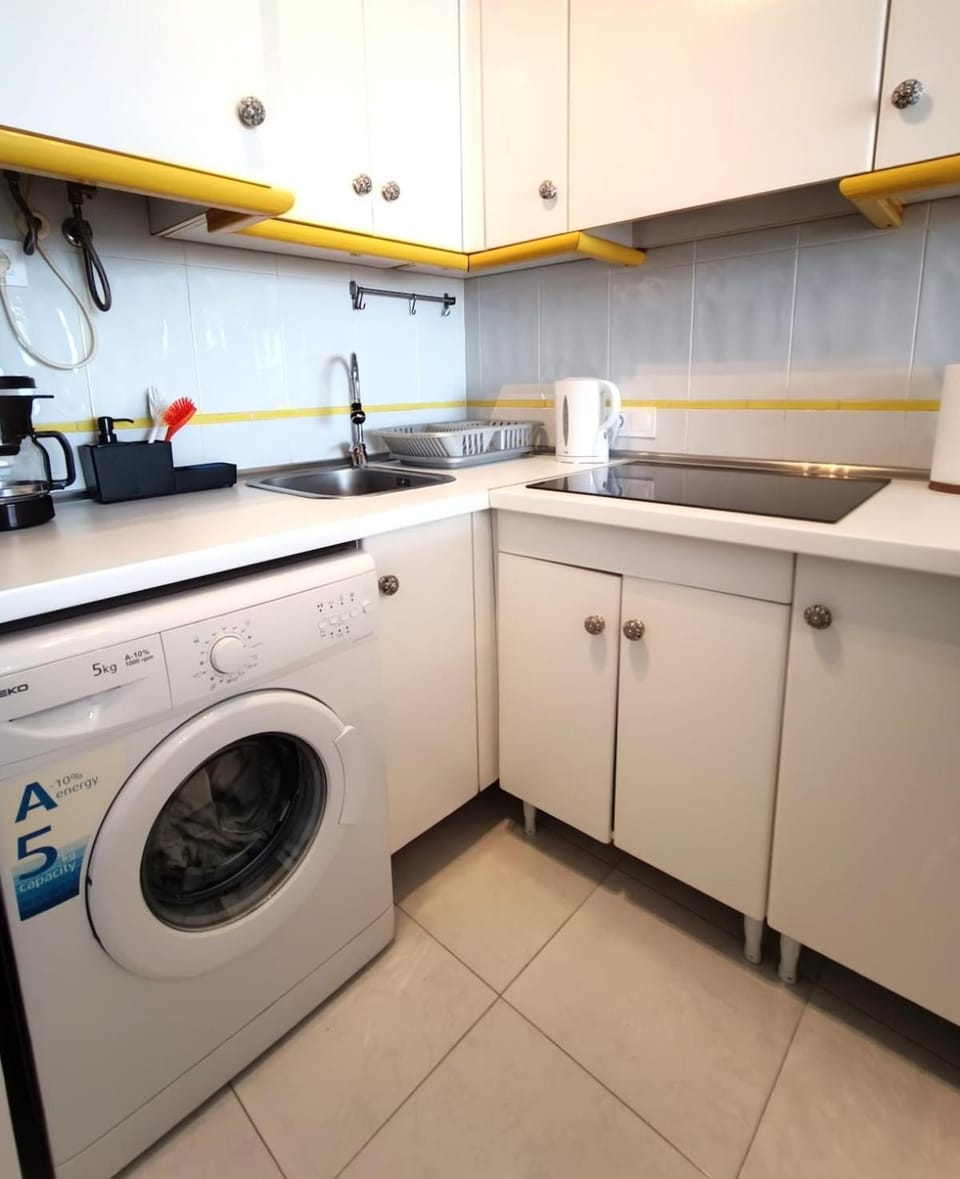 Coffee/tea facilities, Kitchen or kitchenette, stove, washing machine