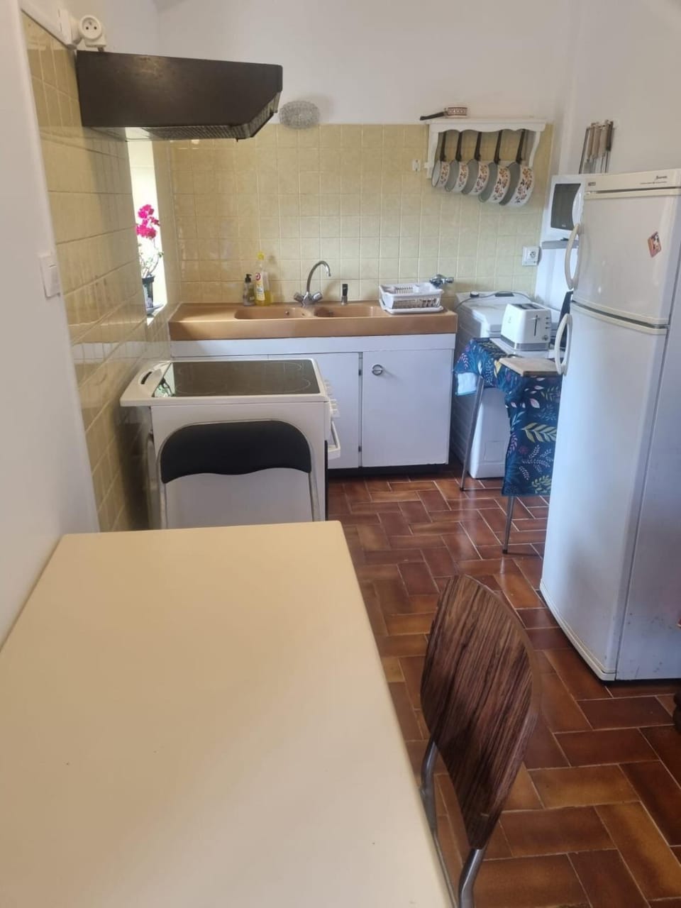 Kitchen or kitchenette, oven, stove