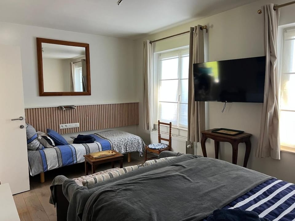 Bed, TV and multimedia, Photo of the whole room, Bedroom, Guests