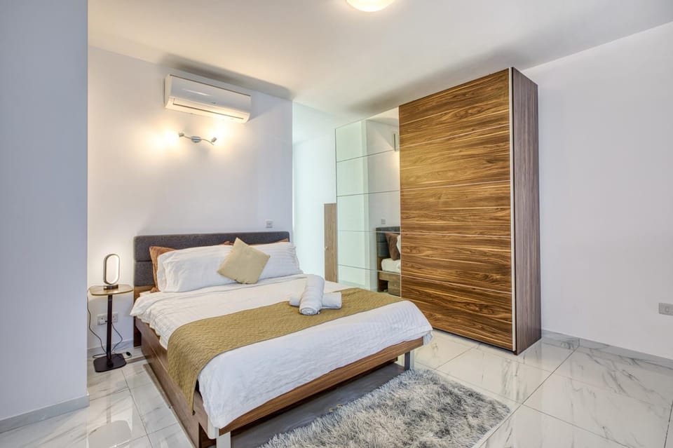 Bed, Photo of the whole room, Bedroom, wardrobe, air conditioner