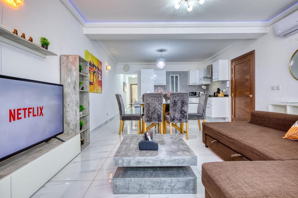 TV and multimedia, Living room, Evening entertainment