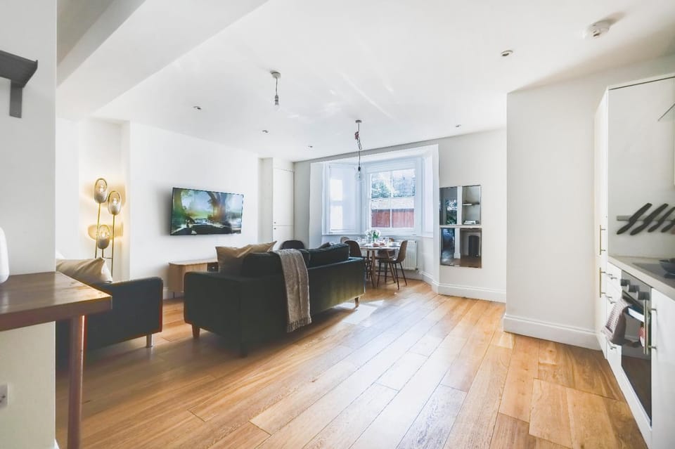 Luxury 2 Bedroom Apartment - Minutes From Train Station With FREE PARKING Apartment in London Borough of Southwark