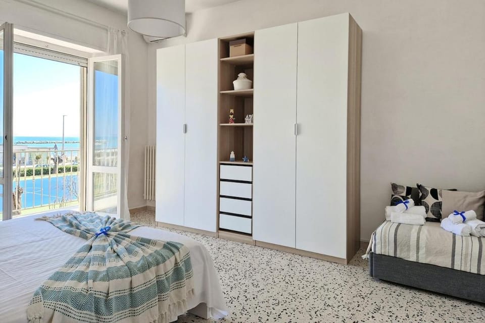 Sea Front 6 seats Wi-Fi AC Park Apartment in Porto Sant'Elpidio