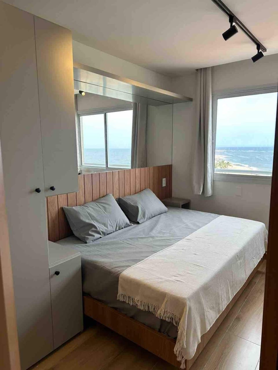 Bed, Natural landscape, Photo of the whole room, Bedroom