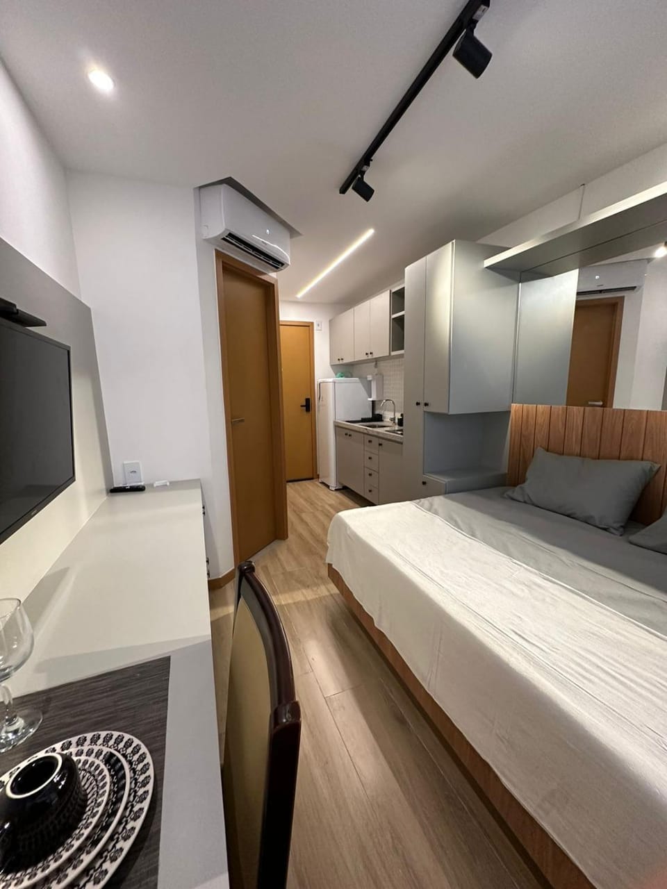 Bed, TV and multimedia, Kitchen or kitchenette, Photo of the whole room, Bedroom, air conditioner
