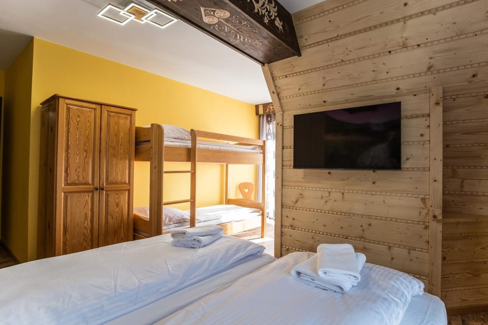 Bed, Photo of the whole room, wardrobe
