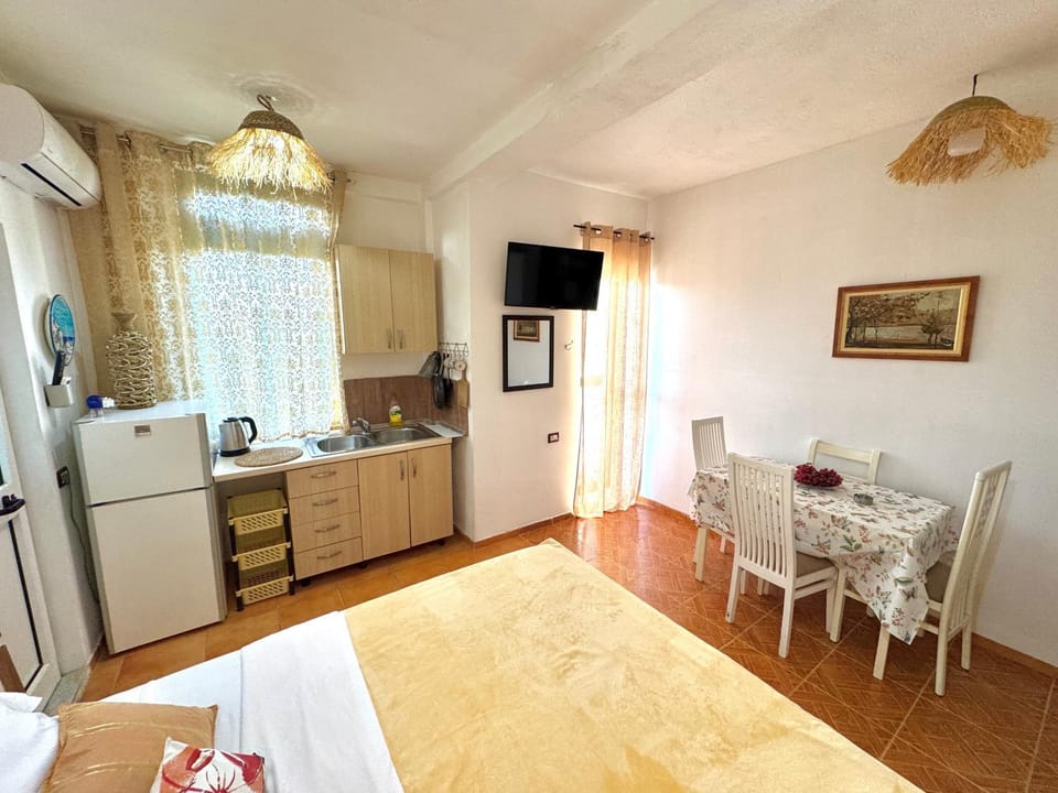 Bed, TV and multimedia, Kitchen or kitchenette, Bedroom, air conditioner