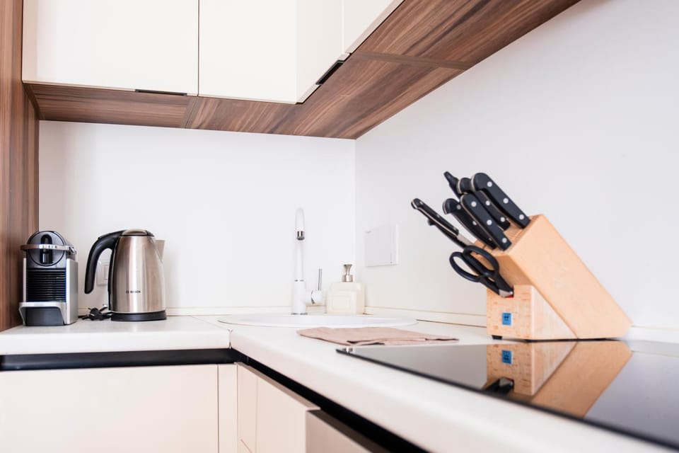Coffee/tea facilities, Kitchen or kitchenette, stove