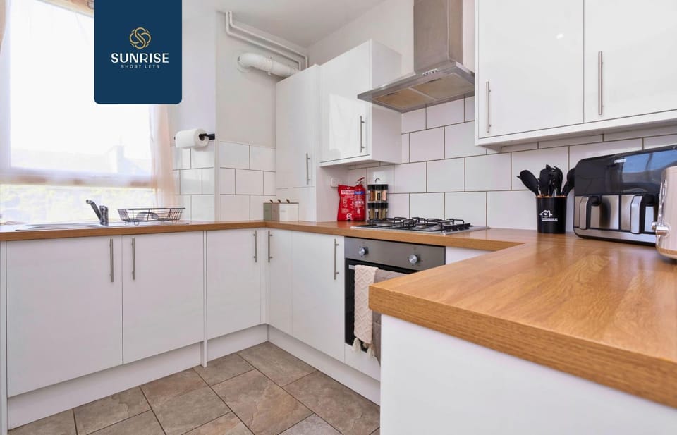 Coffee/tea facilities, Kitchen or kitchenette, stove, toaster