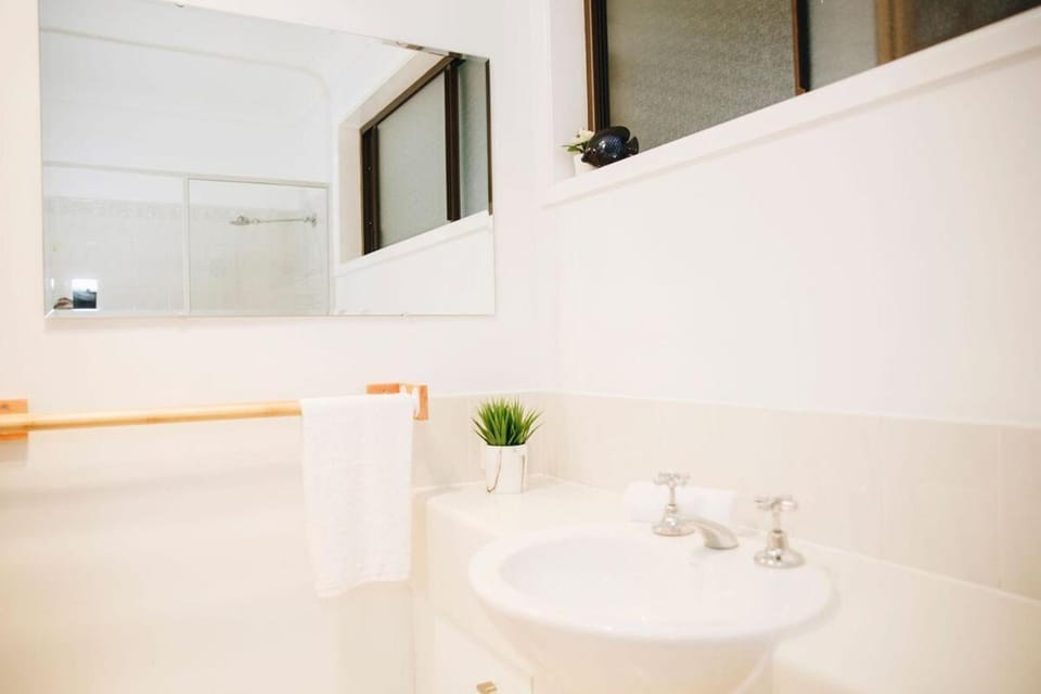 Perfect Location 4BR Home Warana - 200m to Beach! House in Sunshine Coast