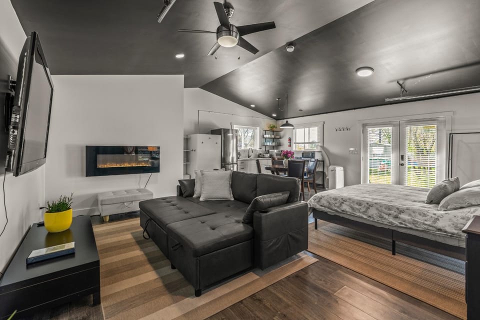 Bed, TV and multimedia, Photo of the whole room, Seating area, fireplace