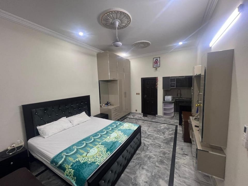 Bed, TV and multimedia, Kitchen or kitchenette, wardrobe