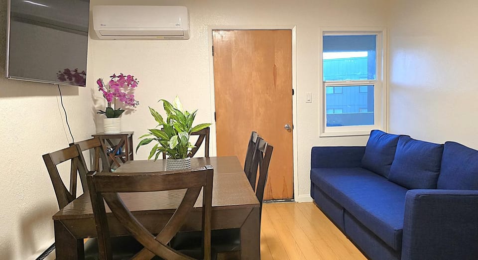 TV and multimedia, Seating area, Dining area, air conditioner