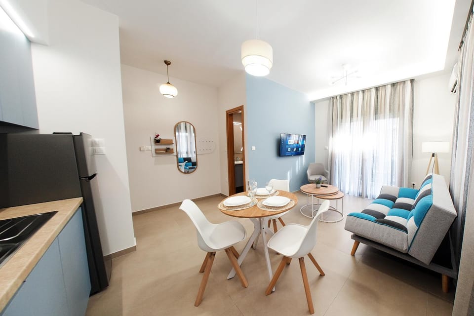 TV and multimedia, Kitchen or kitchenette, Living room, Seating area, Dining area