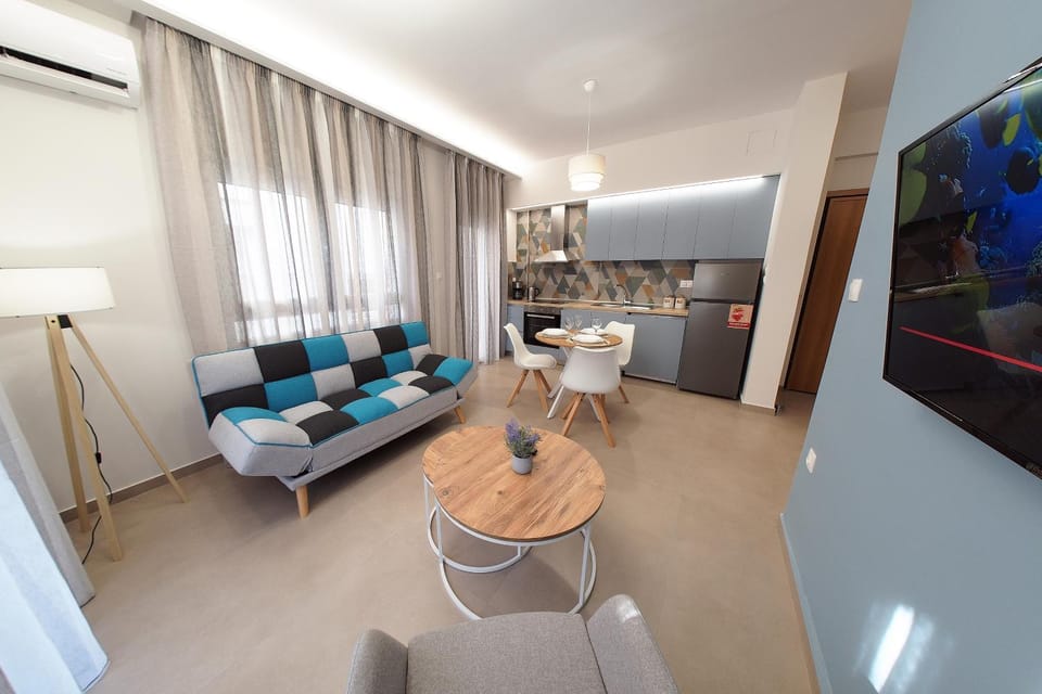 TV and multimedia, Kitchen or kitchenette, Living room, Seating area, Dining area