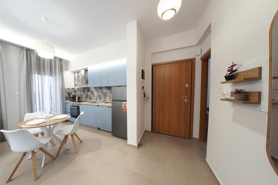 Kitchen or kitchenette, Dining area, stove