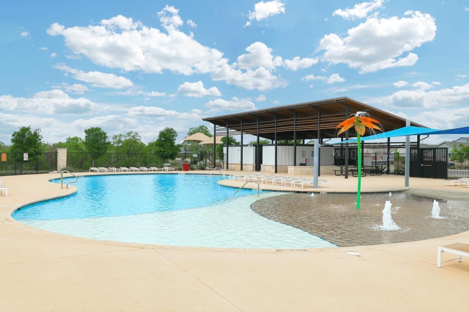 Hot Tub Nr Missions Park Yard BBQ Shared Pool House in San Antonio