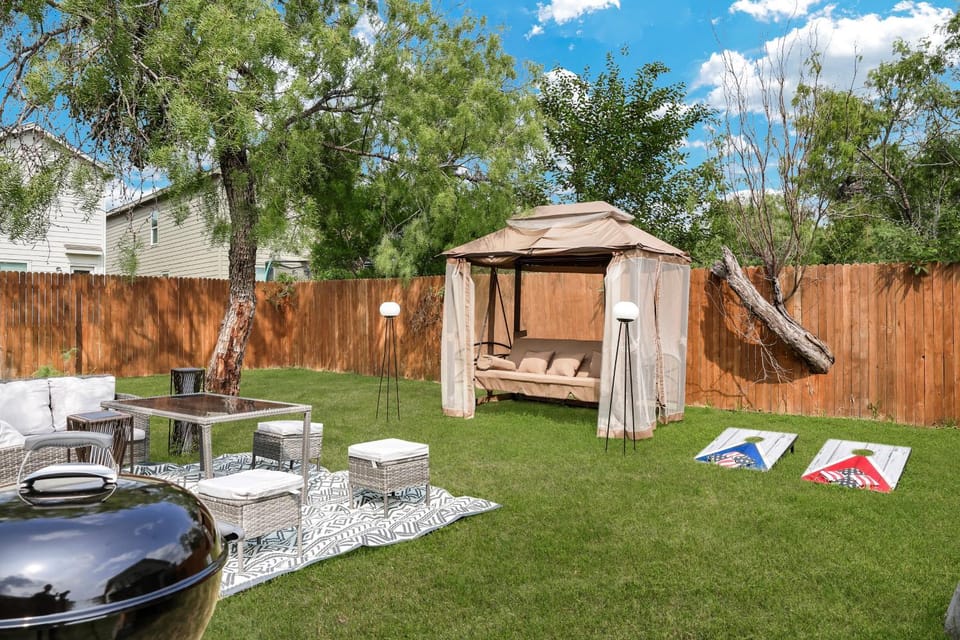 Hot Tub Nr Missions Park Yard BBQ Shared Pool House in San Antonio