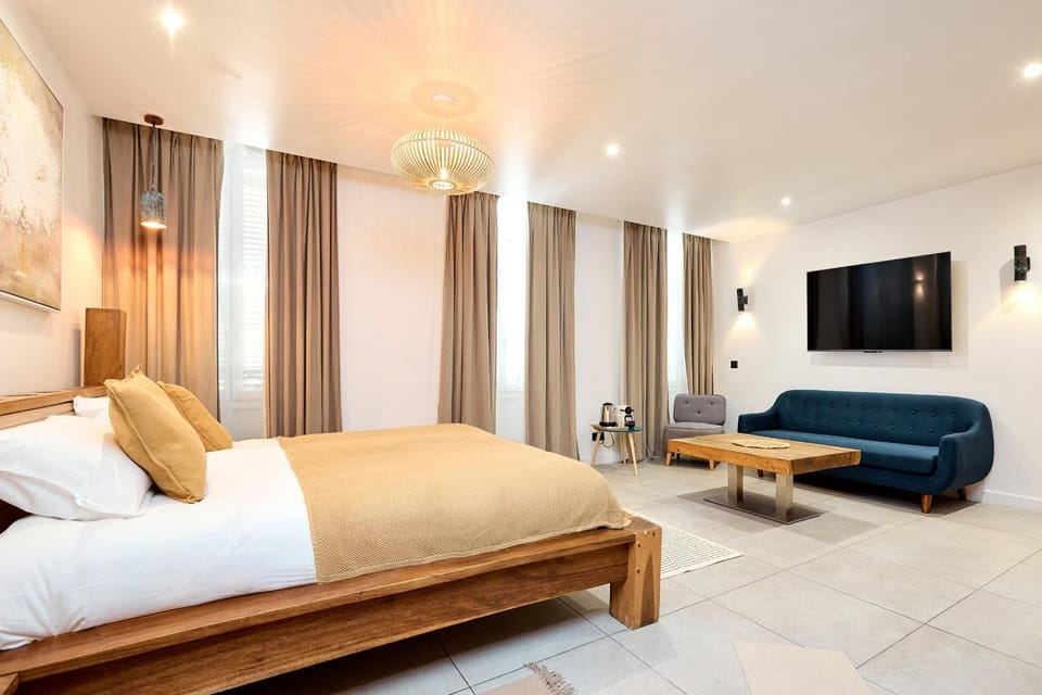 Bed, TV and multimedia, Living room, Photo of the whole room, Seating area, Bedroom