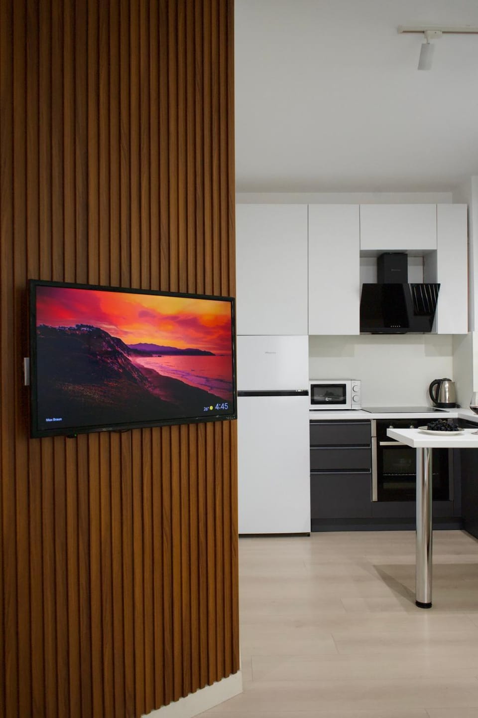 TV and multimedia, Kitchen or kitchenette, Dining area, oven, stove