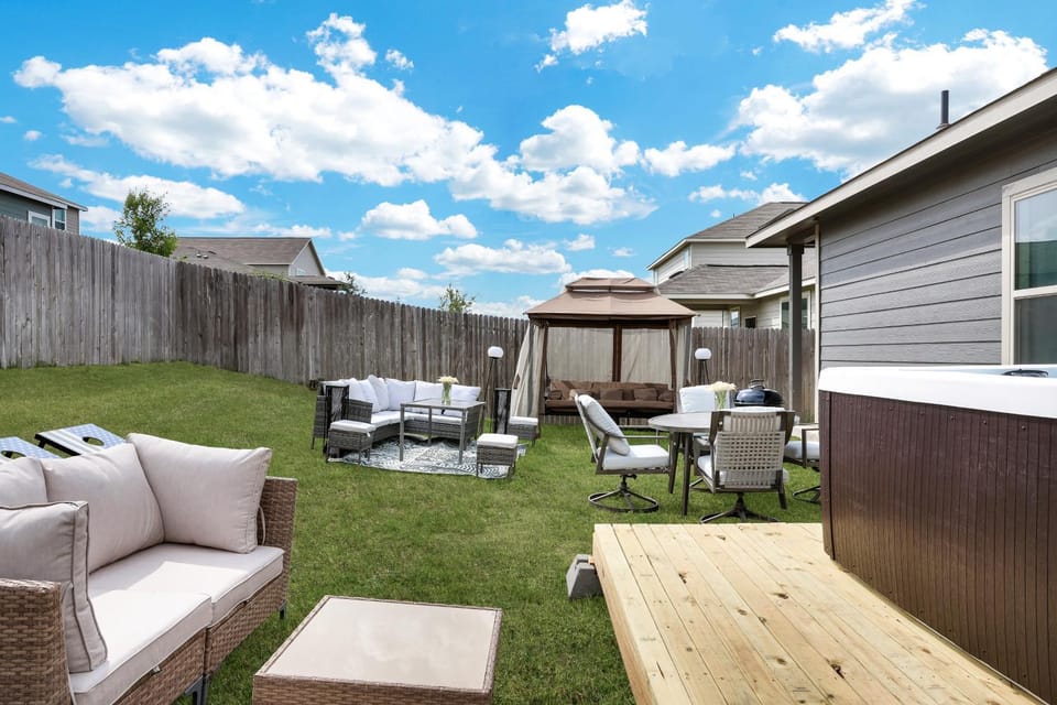 Stylish Hot Tub Retreat BBQ Yard Games WiFi Pets House in San Antonio