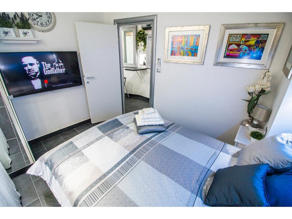 Bed, TV and multimedia, Bedroom