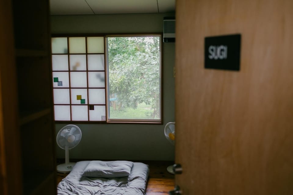 Guesthouse&Bar Komado ゲストハウス小窓 Bed and Breakfast in Japan