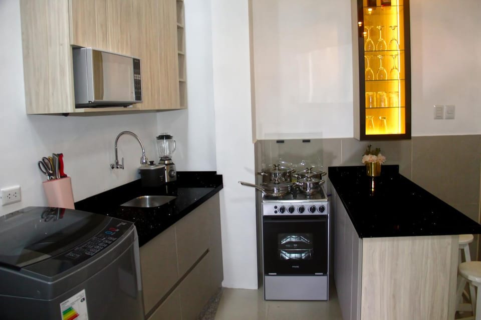 Coffee/tea facilities, Kitchen or kitchenette, dishwasher, microwave, minibar, oven, stove, toaster