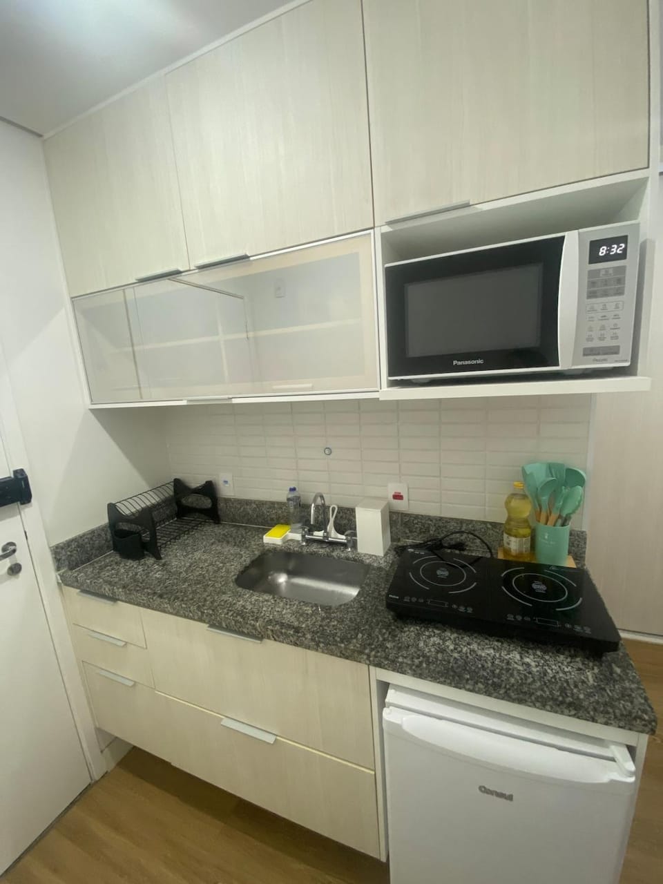 Kitchen or kitchenette, minibar, stove