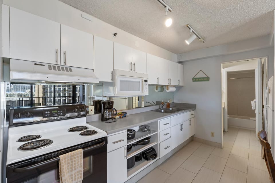 Enjoy the Waikiki Banyan with ocean fun, top amenities, and prime location! (11104) Apartment in Honolulu