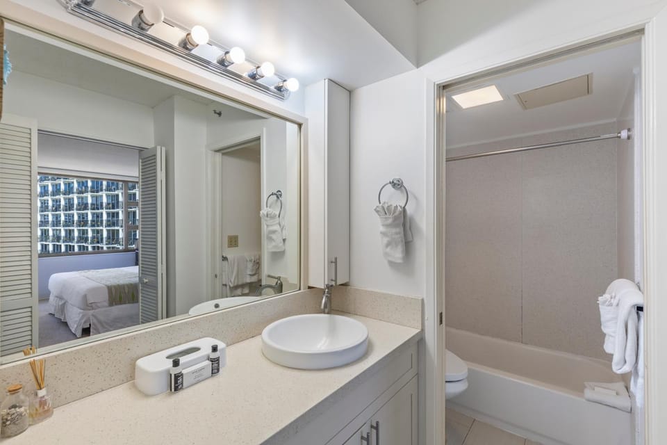 Enjoy the Waikiki Banyan with ocean fun, top amenities, and prime location! (11104) Apartment in Honolulu