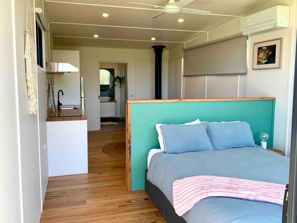 Bed, Photo of the whole room, air conditioner