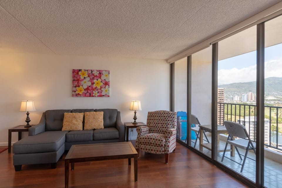 Mountain Views a block from Waikiki Beach 2113T2 Apartment in Honolulu