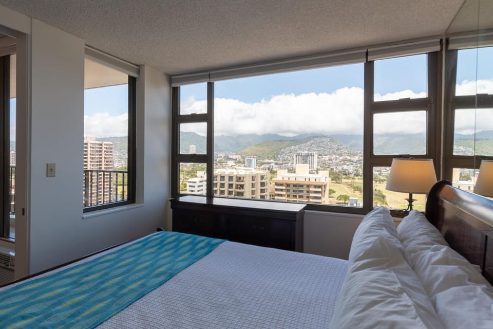 Mountain Views a block from Waikiki Beach 2113T2 Apartment in Honolulu