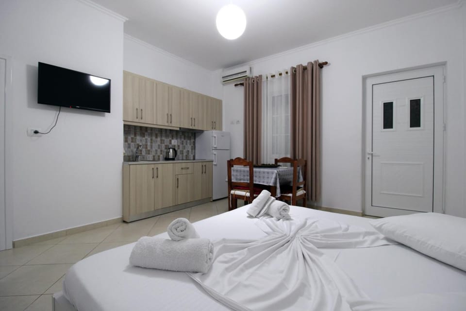 Kitchen or kitchenette, Bedroom, towels