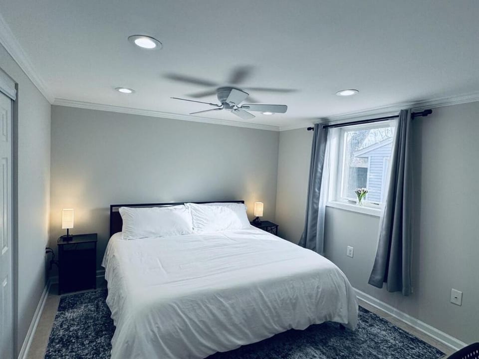 2 Bedroom Apt 5 min from Metro Pike n Rose Apartment in North Bethesda