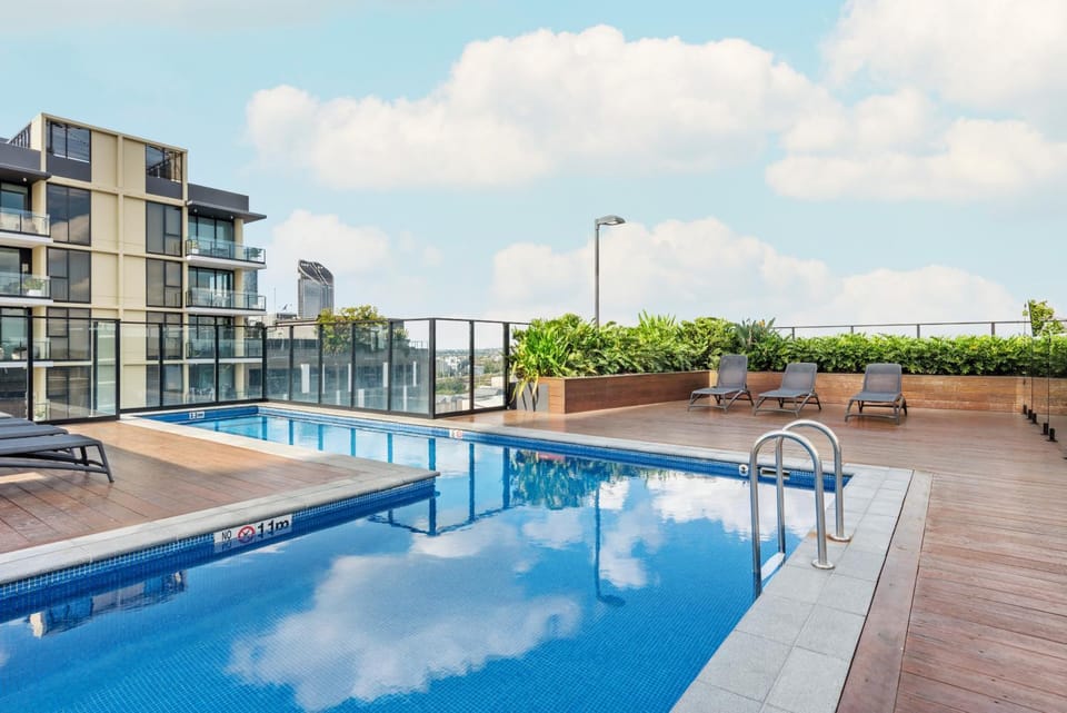 Spacious 2BR Apt on Fish Lane with Pool and Parking! Apartment in Brisbane City