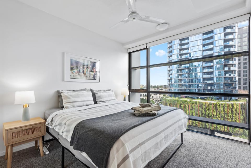Spacious 2BR Apt on Fish Lane with Pool and Parking! Apartment in Brisbane City