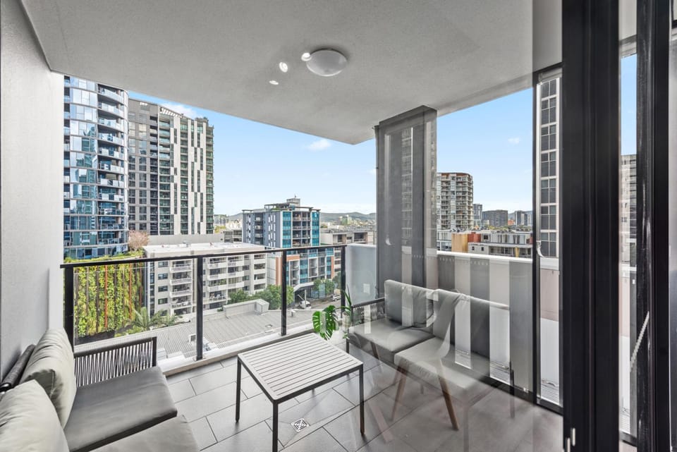 Spacious 2BR Apt on Fish Lane with Pool and Parking! Apartment in Brisbane City