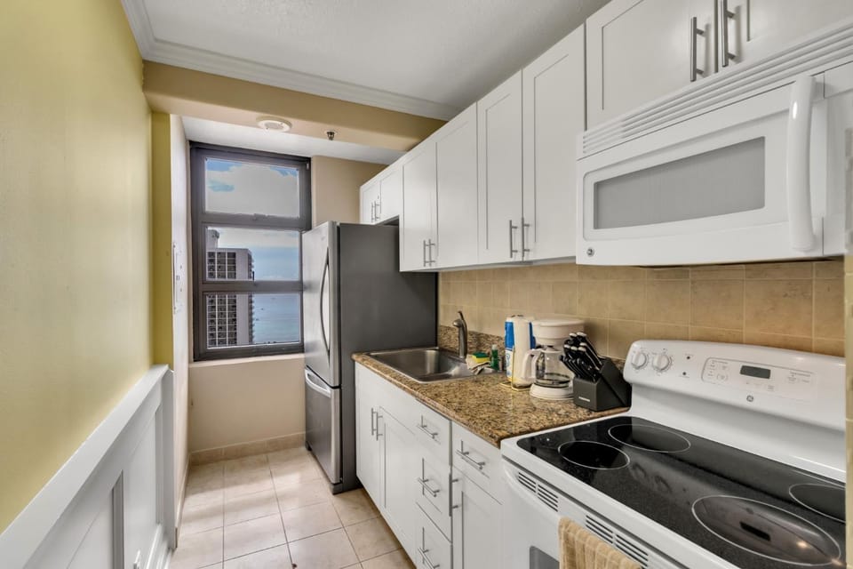 Oceanview Upper Floor Waikiki Condo with King Bed & Free Parking (12214) Apartment in Honolulu
