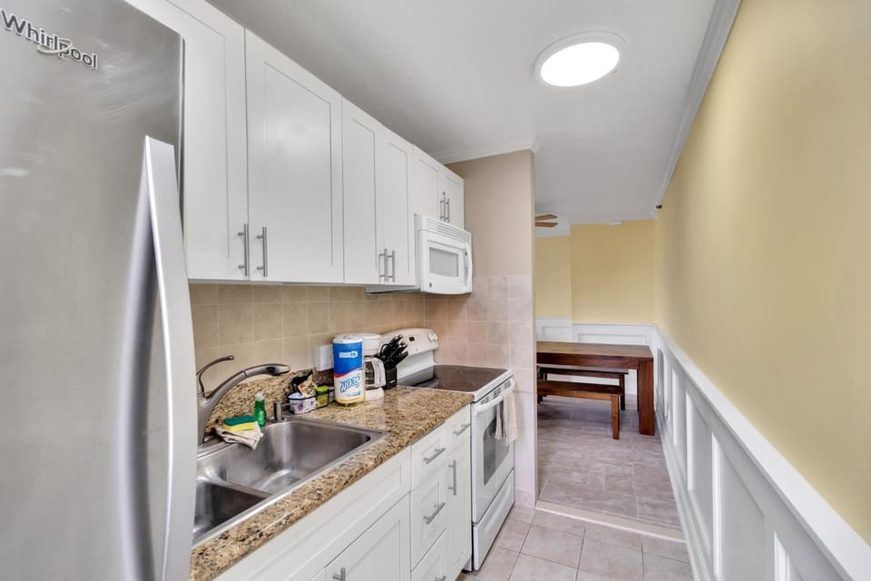 Oceanview Upper Floor Waikiki Condo with King Bed & Free Parking (12214) Apartment in Honolulu