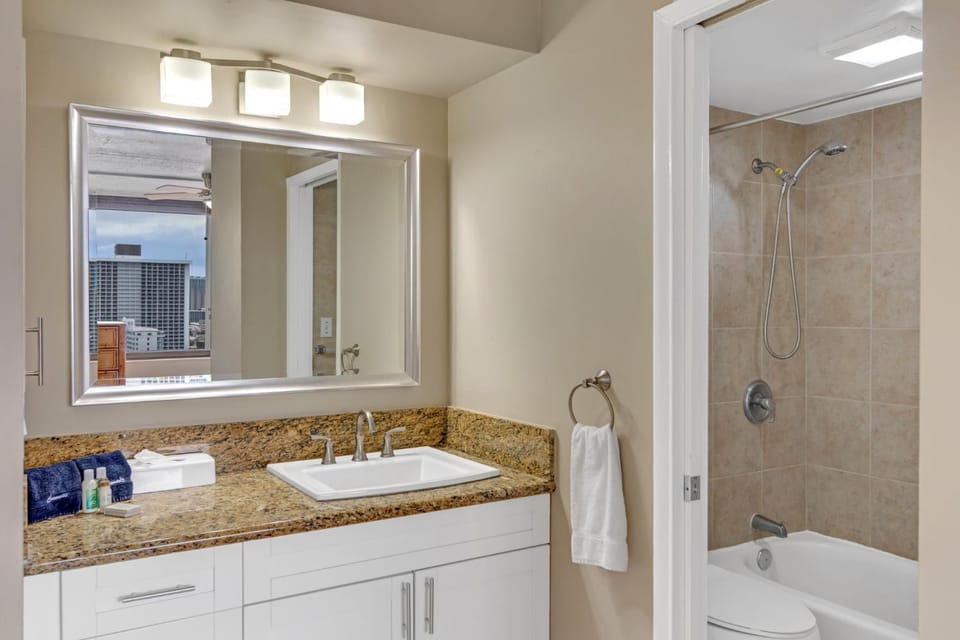 Oceanview Upper Floor Waikiki Condo with King Bed & Free Parking (12214) Apartment in Honolulu