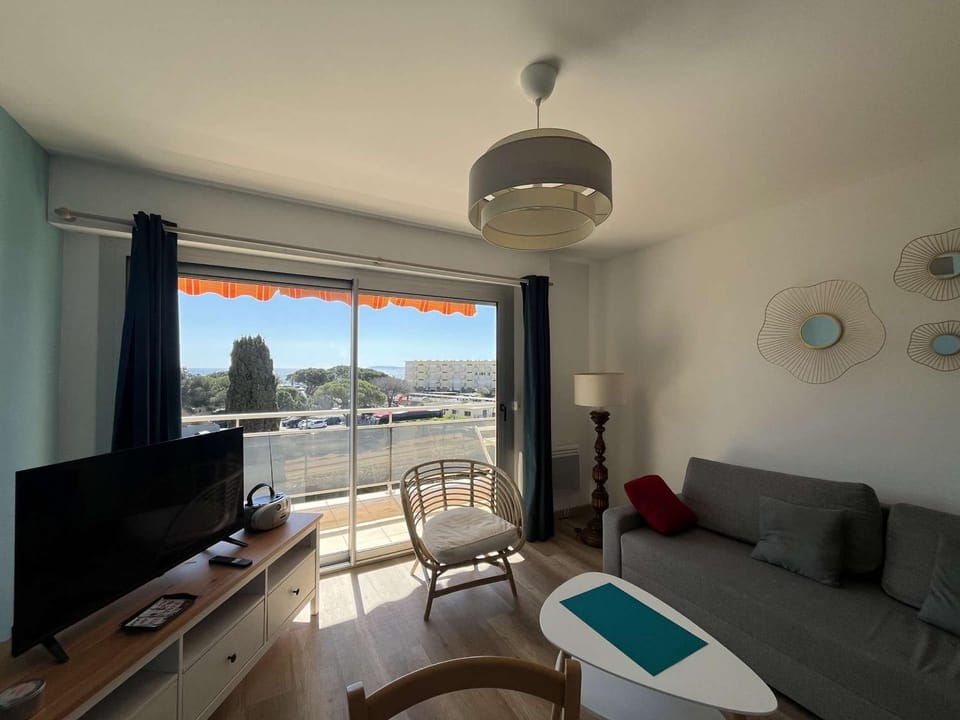Magnifique T3 Rénové - Terrasse Vue Mer - Parking - FR-1-308-208 Apartment in Le Lavandou