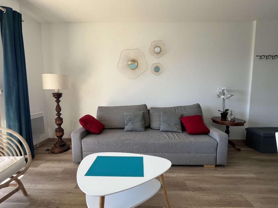 Magnifique T3 Rénové - Terrasse Vue Mer - Parking - FR-1-308-208 Apartment in Le Lavandou