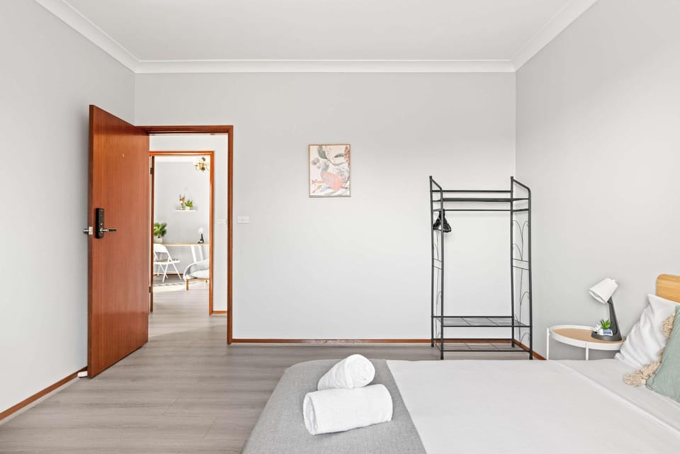 Double Room in Belmore - Ideal Stay with Great Convenience - Shared Bathroom Bed and Breakfast in Sydney