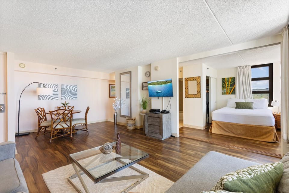 Sky-High Oceanview Escape at Waikiki Banyan with Free Parking (23214) Apartment in Honolulu